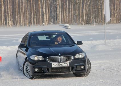 Художник Никас Сафронов на тест-драйве автомобилей БМВ.