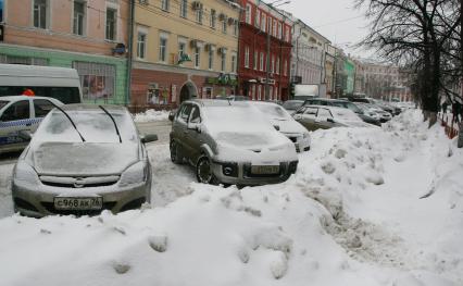 Машины завалило снегом.