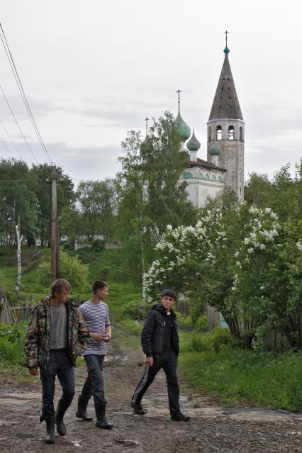 Парни в деревне.