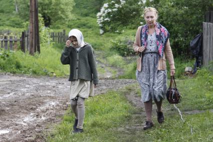 Мать и дочь в деревне.