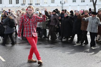 Молодежное движение `Буги-вуги Ярославль` организовало танцевальный флешмоб под открытым небом. На снимке: пенсионеры и молодежь танцуют буги-вуги.