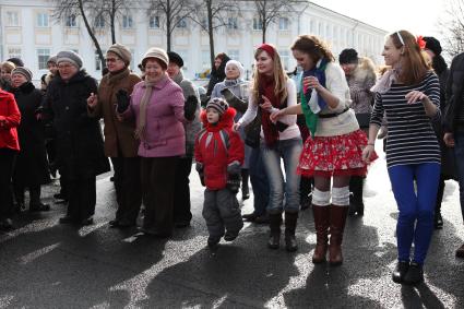 Молодежное движение `Буги-вуги Ярославль` организовало танцевальный флешмоб под открытым небом. На снимке: пенсионеры и молодежь танцуют буги-вуги.