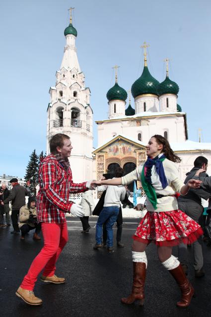 Молодежное движение `Буги-вуги Ярославль` организовало танцевальный флешмоб под открытым небом. На снимке: молодежь танцует буги-вуги перед Ильинской церковью.