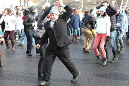 Молодежное движение `Буги-вуги Ярославль` организовало танцевальный флешмоб под открытым небом. На снимке: пенсионеры и молодежь танцуют буги-вуги.