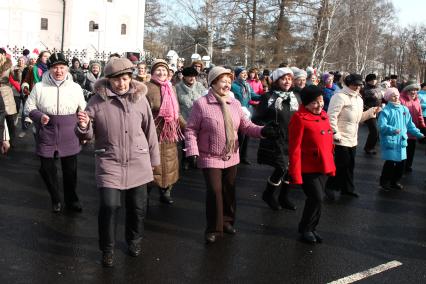 Молодежное движение `Буги-вуги Ярославль` организовало танцевальный флешмоб под открытым небом. На снимке: пенсионеры танцуют буги-вуги.