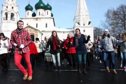 Молодежное движение `Буги-вуги Ярославль` организовало танцевальный флешмоб под открытым небом. На снимке: молодежь танцует буги-вуги перед Ильинской церковью.