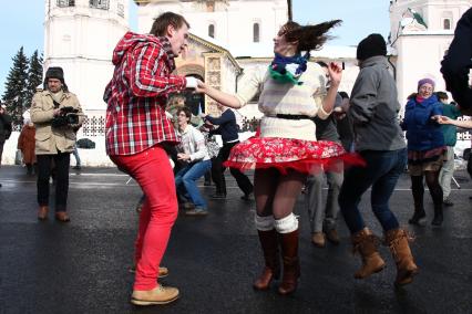 Молодежное движение `Буги-вуги Ярославль` организовало танцевальный флешмоб под открытым небом. На снимке: молодежь танцует буги-вуги перед Ильинской церковью.
