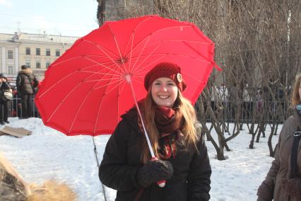 Акция в Санкт-Петербурге `Сердце города 2012` На снимке: девушка под красным зонтом.