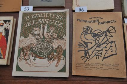 Редкие экземпляры книг для аукциона. На снимке: книги  Н.Гумилев `Жемчуга` .