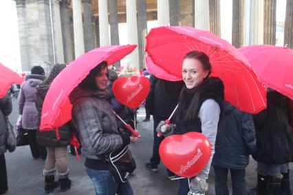 Акция в Санкт-Петербурге `Сердце города 2012` На снимке: девушки под красными зонтами.