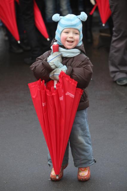 Акция в Санкт-Петербурге `Сердце города 2012` На снимке: Ребенок с зонтом.