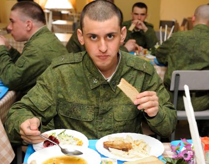 9 апреля 2013. Волгоград.В Волгоградской области батальон РХБЗ, первым в Южном военном округе переведен на шведский стол. Теперь военнослужащие сами могут выбирать, что есть.