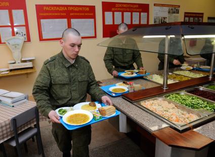 9 апреля 2013. Волгоград.В Волгоградской области батальон РХБЗ, первым в Южном военном округе переведен на шведский стол. Теперь военнослужащие сами могут выбирать, что есть.