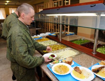 9 апреля 2013. Волгоград.В Волгоградской области батальон РХБЗ, первым в Южном военном округе переведен на шведский стол. Теперь военнослужащие сами могут выбирать, что есть.