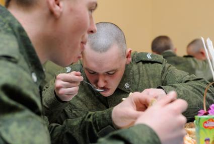 9 апреля 2013. Волгоград.В Волгоградской области батальон РХБЗ, первым в Южном военном округе переведен на шведский стол. Теперь военнослужащие сами могут выбирать, что есть.