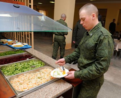 9 апреля 2013. Волгоград.В Волгоградской области батальон РХБЗ, первым в Южном военном округе переведен на шведский стол. Теперь военнослужащие сами могут выбирать, что есть.