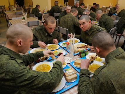 9 апреля 2013. Волгоград.В Волгоградской области батальон РХБЗ, первым в Южном военном округе переведен на шведский стол. Теперь военнослужащие сами могут выбирать, что есть.