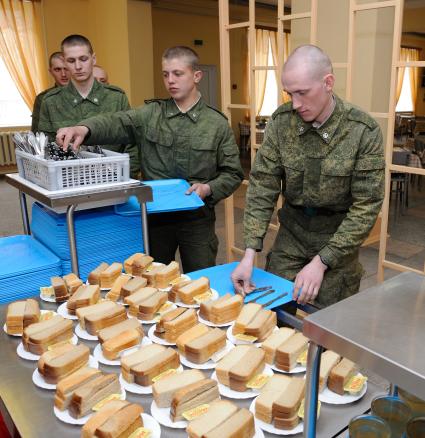 9 апреля 2013. Волгоград.В Волгоградской области батальон РХБЗ, первым в Южном военном округе переведен на шведский стол. Теперь военнослужащие сами могут выбирать, что есть.