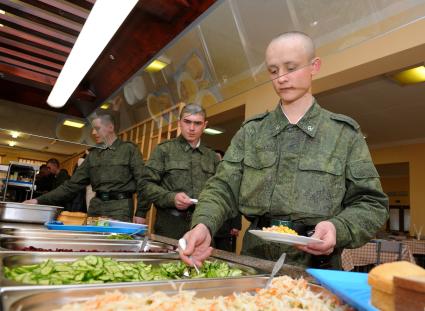 9 апреля 2013. Волгоград.В Волгоградской области батальон РХБЗ, первым в Южном военном округе переведен на шведский стол. Теперь военнослужащие сами могут выбирать, что есть.