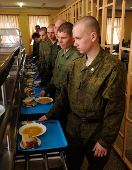 9 апреля 2013. Волгоград.В Волгоградской области батальон РХБЗ, первым в Южном военном округе переведен на шведский стол. Теперь военнослужащие сами могут выбирать, что есть.