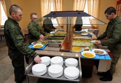 9 апреля 2013. Волгоград.В Волгоградской области батальон РХБЗ, первым в Южном военном округе переведен на шведский стол. Теперь военнослужащие сами могут выбирать, что есть.