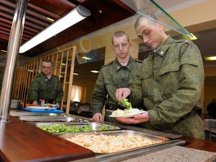 9 апреля 2013. Волгоград.В Волгоградской области батальон РХБЗ, первым в Южном военном округе переведен на шведский стол. Теперь военнослужащие сами могут выбирать, что есть.