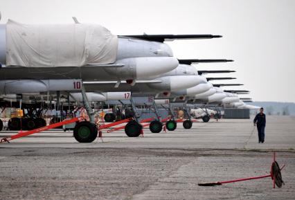 Военный аэродром . На снимке: самолеты-ракетоносцы на летном поле.