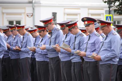 Полицейские записывают ориентировки.