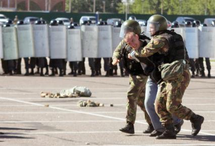 Солдаты спецназа проводят задержание участников акция протеста.