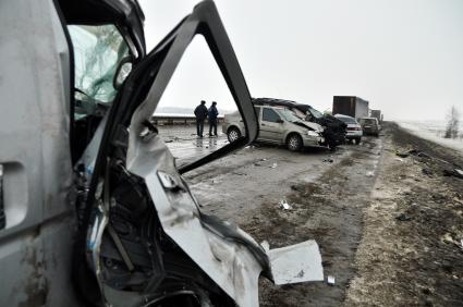 Покореженный автомобиль на загородной трассе.