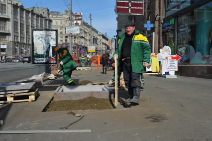 Работы по озеленению Тверской улицы.   На снимке: установка клумб.