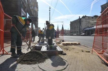 Работы по озеленению Тверской улицы.   На снимке: установка клумб.