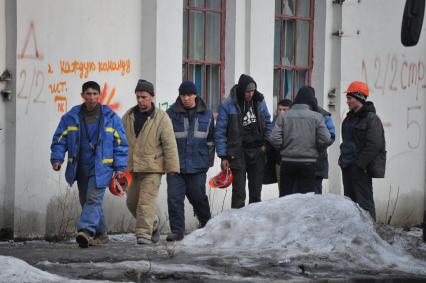 Гастарбайтеры на городской улице.