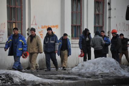 Гастарбайтеры на городской улице.