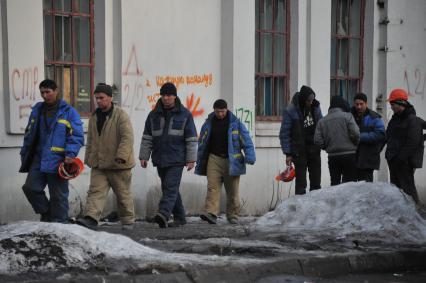 Гастарбайтеры на городской улице.