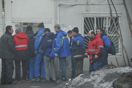 Гастарбайтеры на городской улице.