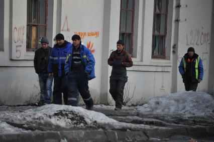 Гастарбайтеры на городской улице.