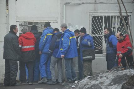 Гастарбайтеры на городской улице.