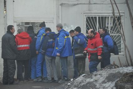 Гастарбайтеры на городской улице.