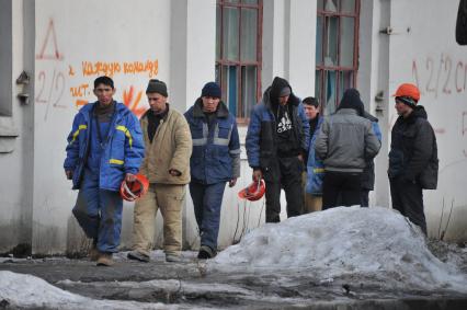 Гастарбайтеры на городской улице.