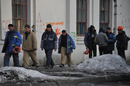 Гастарбайтеры на городской улице.