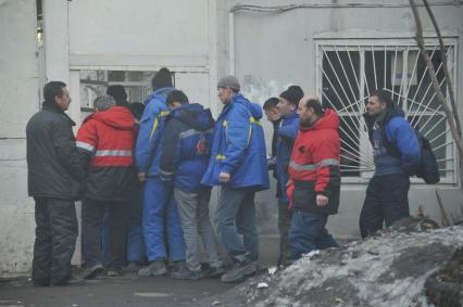 Гастарбайтеры на городской улице.