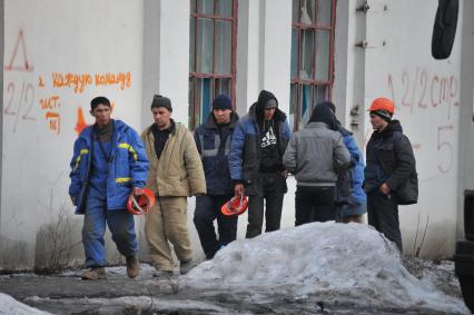 Гастарбайтеры на городской улице.