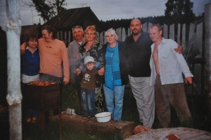 Полиция задержала в Рязанской области тенора ГАБТа Сергея Гайдея. Певец скрылся с деньгами, собранными на организацию дачного кооператива. Он в течение 3-х лет жил в деревне Плишкино и работал автослесарем. На снимке: на фотографии оперный певец Сергей Гайдей (второй справа).