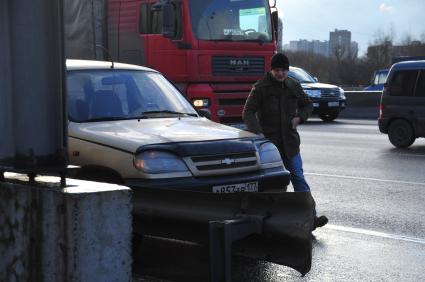 Автомобиль на аварийке в ожидании эвакуатора.