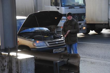 Автомобиль на аварийке в ожидании эвакуатора.