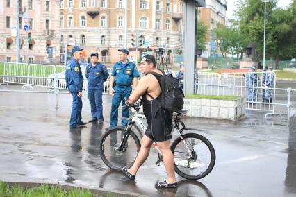 Велосипедист на улицах города.