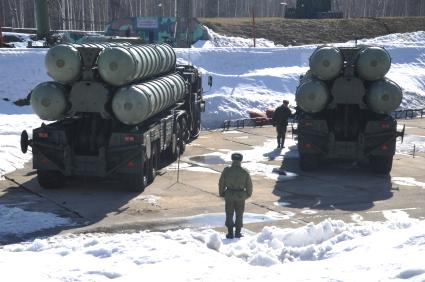 Воинская часть ПВО и воздушно-космической обороны. На снимке: зенитная ракетная система большой и средней дальности, зенитный ракетный комплекс (ЗРК) нового поколения `Триумф С-400`.