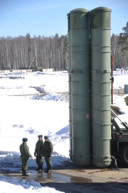 Воинская часть ПВО и воздушно-космической обороны. На снимке: зенитная ракетная система большой и средней дальности, зенитный ракетный комплекс (ЗРК) нового поколения `Триумф С-400`.