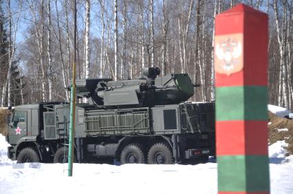 Воинская часть ПВО и воздушно-космической обороны. На снимке: самоходный зенитный ракетно-пушечный комплекс (ЗРПК) `Панцирь-С1`.